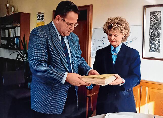 Caroline Klausmann übergibt die Unterschriftenliste der Bürgerinitiative gegen die geplante Anlage an den damaligen Bürgermeister Franz ...