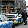 Eine Frau ist in Singen unter einen Linienbus geraten und verletzt worden. Gegen Ende des Einsatzes stehen Bus und Polizeifahrzeuge noch ...