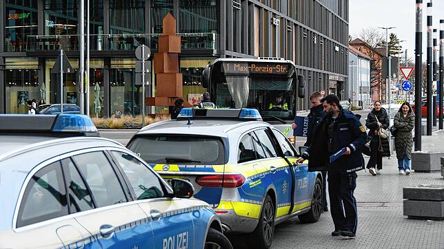 Eine Frau ist in Singen unter einen Linienbus geraten und verletzt worden. Gegen Ende des Einsatzes stehen Bus und Polizeifahrzeuge noch ...