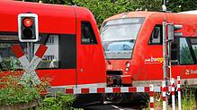 Eine Regionalbahn passiert einen beschrankten Bahnübergang in der Mühlenstraße in Überlingen. Die Strecke liegt an der ...