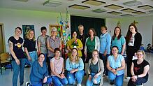 Die Kolleginnen des Kindergartens mit der Leiterin Annika Schäfer (vorn, Zweite von rechts) bereiteten Anita Bächle (hinten, Fünfte von ...
