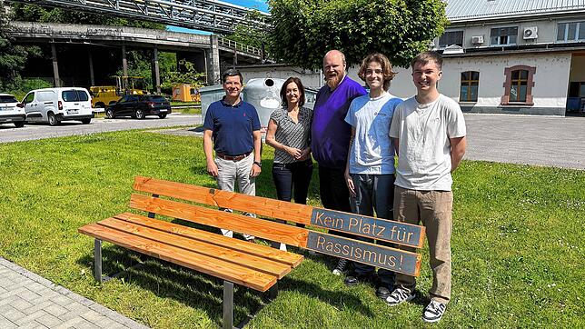 Sie sind stolz auf die Antirassismus-Bänke (von links): Standortleiter Jörg Falkenberg, Betriebsratsvorsitzende Martina Reisch, Maurice ...