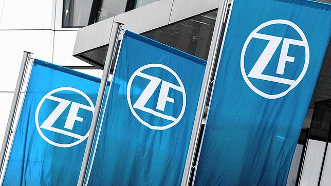 Fahnen vor der ZF-Zentrale in Friedrichshafen. Bild: dpa