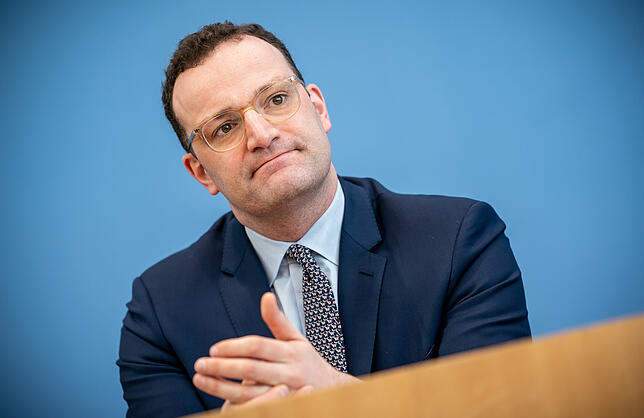 Coronavirus - Spahn sagt Geburtstagsfeier ab Bundesgesundheitsminister Jens Spahn hat stärkere Kontrollen von Nachweisen angemahnt und erneut für mehr Impfungen geworben.