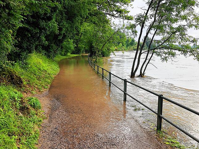 Der Rheinuferweg in Waldshut steht am Samstag, 17. Juli, noch immer unter Wasser.
