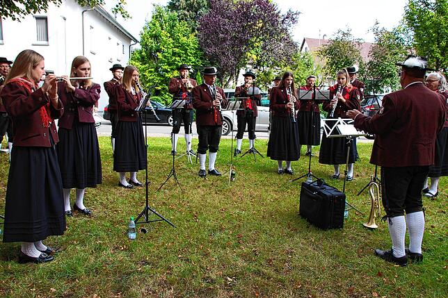 Nach der Amtseinsetzung spielte der Musikverein Wald beim Stehempfang auf.