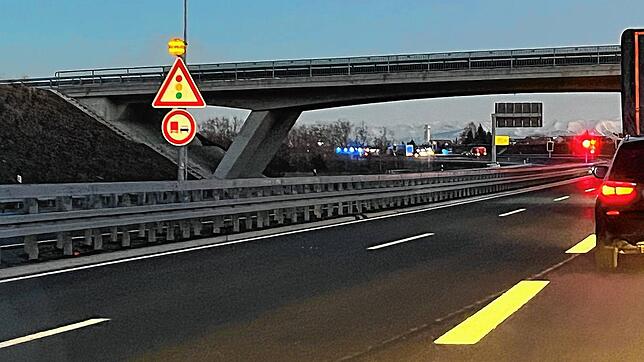 Die B 31-neu in Fahrtrichtung Friedrichshafen. Im Hintergrund ist ein großes Aufgebot der Einsatzkräfte vor dem Waggershauser Tunnel zu ...