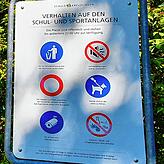Ein Schild weist auf die Videoüberwachung der Sportanlage Burgerfeld hin. Diese Aufnahmen könnten für die Ermittler wichtige Hinweise ...