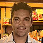 Sinan Mora, Kiosk-Betreiber, kennt die verschiedenen Gruppen, die sich am Zähringerplatz treffen.