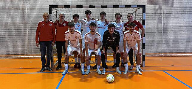 Die A-Junioren des SC Pfullendorf (hintere Reihe, von links): Jugendstaffelleiter Anton Spohn, Trainer Michael Rothweiler, Marcus ...