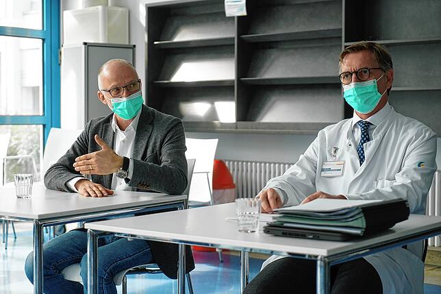 Dr. Bernhard Hoch, Geschäftsführer Medizin, Dr. Hans-Heinrich Osterhues, Chefarzt der Klinik für Innere Medizin