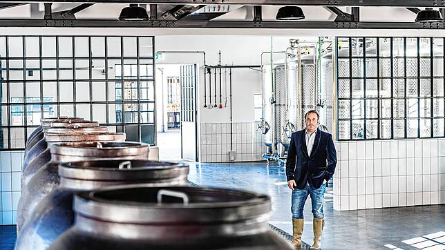 Alexander Stein, hier in den Produktionshallen des Kult-Gins Monkey 47, der im Schwarzwald hergestellt wird.