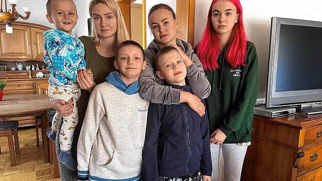 Yulija Poluieva (35, 2.v.r.) und Alevtina Heta (34) sind seit Anfang März in Bad Dürrheim. Sie sind aus der ukrainischen Stadt Dnipro ...