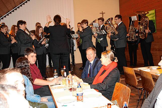 Für einen musikalischen Auftakt bei der Bürgerversammlung in Gaiß sorgte der Musikverein Gaiß-Waldkirch unter der Leitung von Marina ...