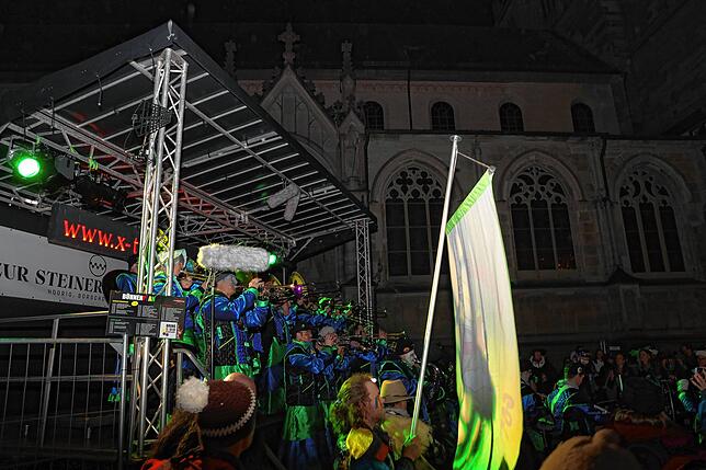 Bild 3: In der Altstadt treffen sich Hexen, Einhörner und Piraten bei der Straßenfasnacht