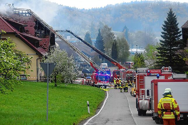 Gleich mehrere Wehren rückten aus, um den Großbrand in Rickenbach zu löschen.