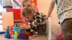 Kinderhausleiterin Alina Schell (hinten) mit dem sechsjährigen Jorian (Mitte) und dem fünfjährigen Milo. Die Betreuungsgebühren im ...