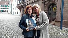 Uta Mahler-Kraus (links) und Insa Bix aus Meßkirch halten das Begleitbuch zur Ausstellung „The hidden Länd“ in ihren Händen. Die beiden ...