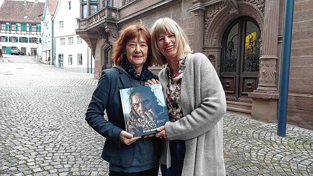 Uta Mahler-Kraus (links) und Insa Bix aus Meßkirch halten das Begleitbuch zur Ausstellung „The hidden Länd“ in ihren Händen. Die beiden ...