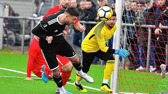 Siegtreffer: Winter-Neuzugang Mike Heyde war nach einem Abpraller zur Stelle und erzielte per Kopfball den dritten Treffer des SV 08 ...