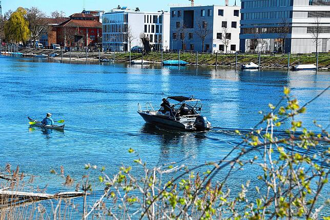 Die Wasserschutzpolizei patrouillierte auf dem See und auf dem Seerhein. Dieser Kanute wurde darauf hingewiesen, nicht zu nah am ...