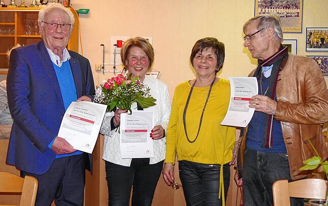 Eine außergewöhnliche Ehrung erhielten drei Mitglieder des Chors. Günther Schäuble (von links) und Elisabeth Grether sind seit 50 Jahren ...