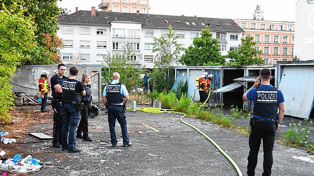 Rauchentwicklung in einer Garage in der Bahnhofstraße hat am Mittwochabend, 28. Juni, Feuerwehr und Polizei auf den Plan gerufen. Zwei ...