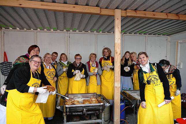 Die Markfrauen haben das närrische Volk mit frischen Fasnetsküchle versorgt