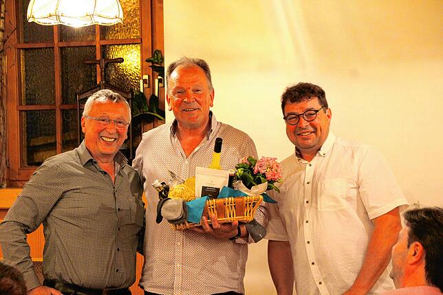 Reinhard Schmitt (Mitte), der bisherige Vorsitzende des Handels- und Gewerbevereins Stühlingen, erhält für 14¦Jahre im Amt von ...