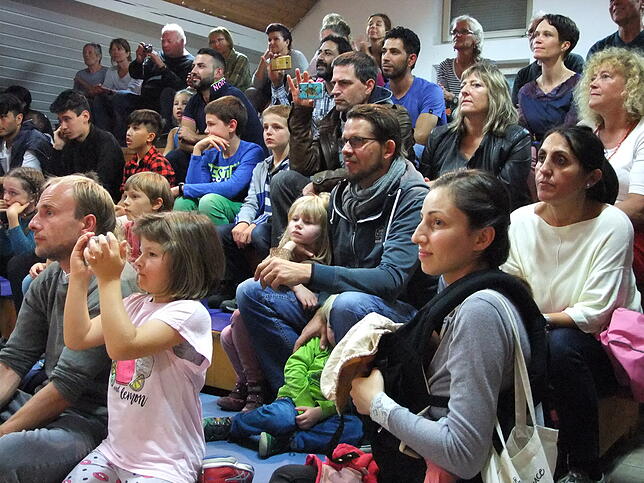 Bei der interkulturellen Woche kamen mehr al 80 Besucher aus zwölf Nationen zum Kulturtisch ins Lollipop. Sie ließen sich von Tanz, ...