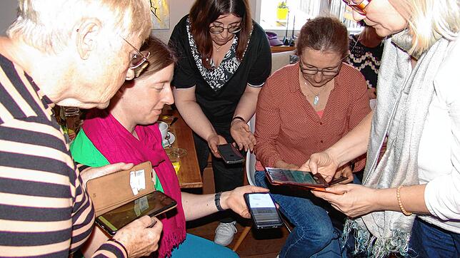 Die Smartphones werden beim Frühstückstreff der Frauen gezückt, um sich auch für künftigen Austausch zu vernetzen: (von links) Hedi ...
