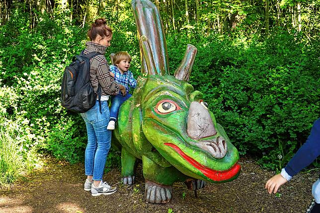 Der Schlühüwanapfad bei Grafenhausen bietet mit bunten Fantasieskulpturen und einem Barfußpfad Spaß für die ganze Familie.