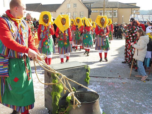 Bild 23: Fasnet-Sunntig-Umzug 2025 in Hilzingen: Farbenfrohes Treiben