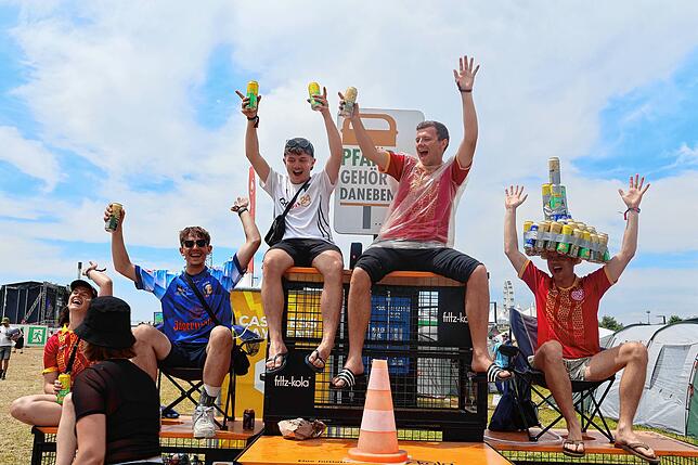 Bild 3: Bier-Yoga und Pfandflaschen-Party beim Southside 2025: Das sind die besten Bilder vom Samstagvormittag