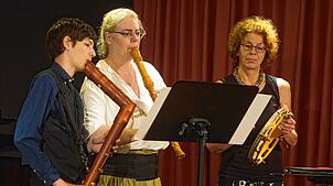 René und Melanie Wasmuth an den Blockflöten spielen zusammen mit Lehrerin Ursula Oberle (rechts) bei der „Familienbühne“ der ...