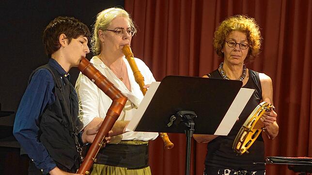 René und Melanie Wasmuth an den Blockflöten spielen zusammen mit Lehrerin Ursula Oberle (rechts) bei der „Familienbühne“ der ...