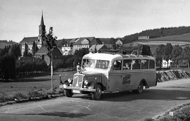 Mit einem Reisebus des Herstellers Deutz unternahmen die „Heimatfreunde Köln“ 1934 eine Fahrt in die Schweiz. Dabei kamen ...