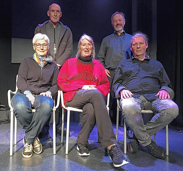 Der aktuelle Vorstand der Hotzenwälder Kleinkunstbühne (vorn, von links): Gabi Schmidt, Marion Dimer und Kurtz Zimmermann; hinten, von ...
