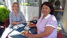 Wilma Rehkugler aus Hefigkofen (rechts) unterhielt sich mit SÜDKURIER-Mitarbeiterin Christiane Keutner im &bdquo;Ambasadorka Café und ...
