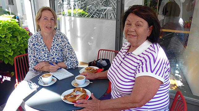 Wilma Rehkugler aus Hefigkofen (rechts) unterhielt sich mit SÜDKURIER-Mitarbeiterin Christiane Keutner im &bdquo;Ambasadorka Café und ...