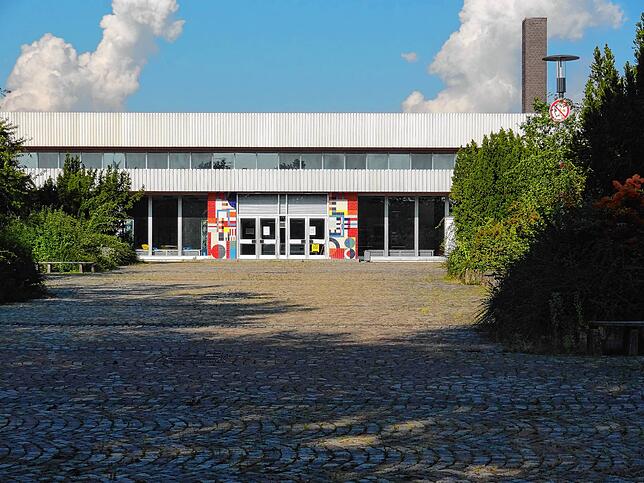 Am äußeren Erscheinungsbild des Singener Hallenbades hat sich seit 1972 nichts verändert. Die Schwimm-Sportfreunde Singen fordern schon ...