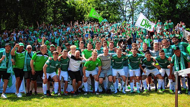Die Fußballer der DJK Donaueschingen nach dem Spiel mit Fans.