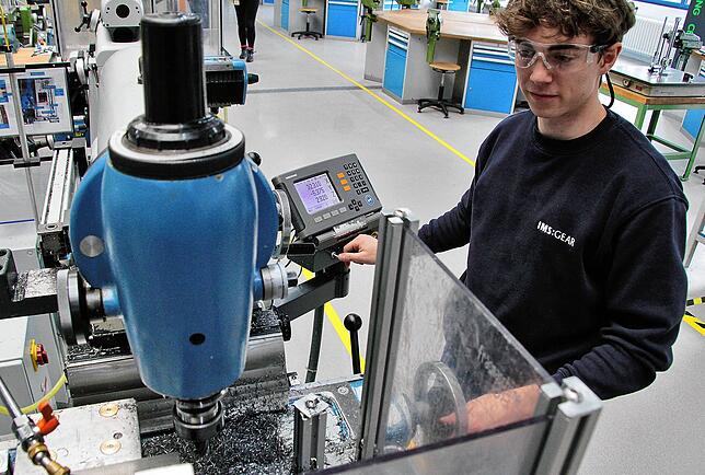 IMS ist einer der größten Ausbildungsbetriebe in der Region: Ein Azubi von IMS-Gear zerspant hier ein Bauteil.
