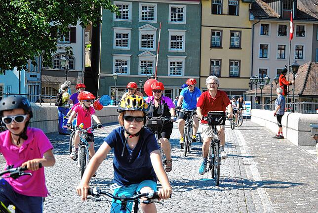 Der Slow Up passiert die Brücke in Laufenburg.