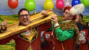 Auch wenn es gar nicht soviel über ihn zu klagen gibt, muss Bürgermeister Dominik Männle (links) in die Schandgeig. Andreas Großhardt, ...