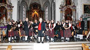 Zum Auftakt des 130-jährigen Bestehens des Musikvereins Todtmoos-Weg begeistert das Orchester unter der Leitung von Robert Faller mit ...