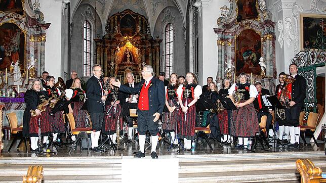Zum Auftakt des 130-jährigen Bestehens des Musikvereins Todtmoos-Weg begeistert das Orchester unter der Leitung von Robert Faller mit ...