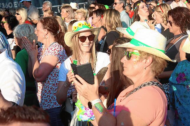 Bild 15: Anita Hofmann und viele andere Schlagerstars: Bilder vom Abschluss des Sound Beach Festivals in Überlingen