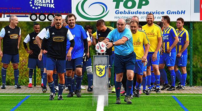 Bild 1: Hochrhein-Legenden siegen 9:5 auf dem neuen Kunstrasen bei den SV Buch-Legenden – hier gibt‘s Fotos!