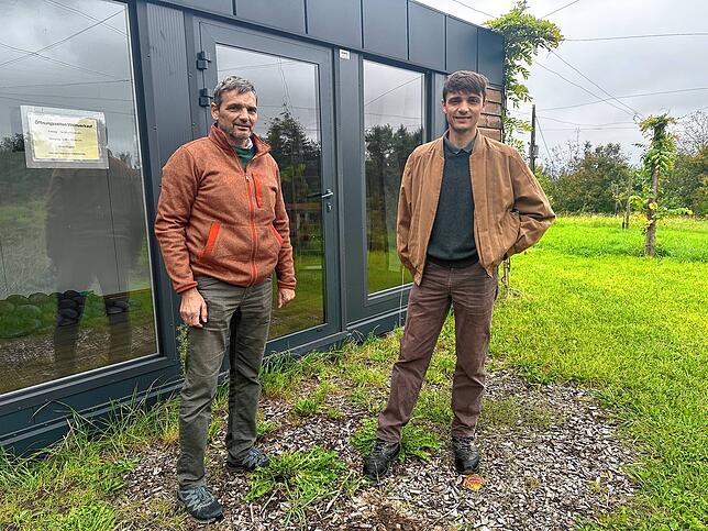 Rolf Denzel (links) und Severin Denzel (rechts) vor dem Verkaufsraum am Hof in Friedingen. Hier soll der neue Wein nächstes Jahr ...